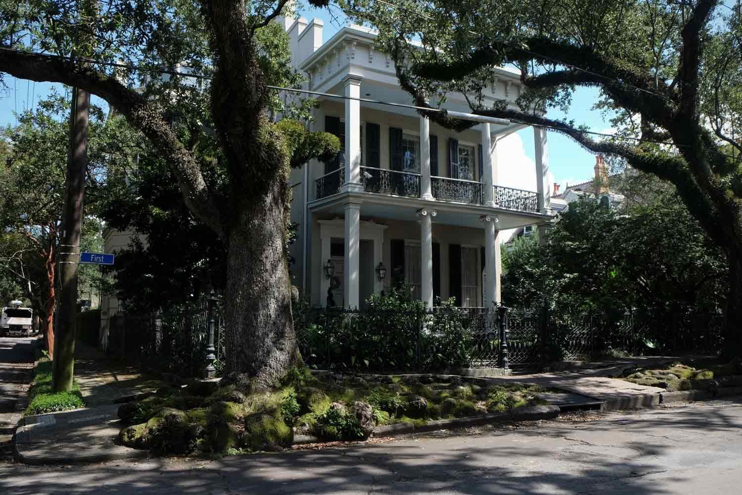 Historic Walking Tour of Garden District with Nola Tour Guy